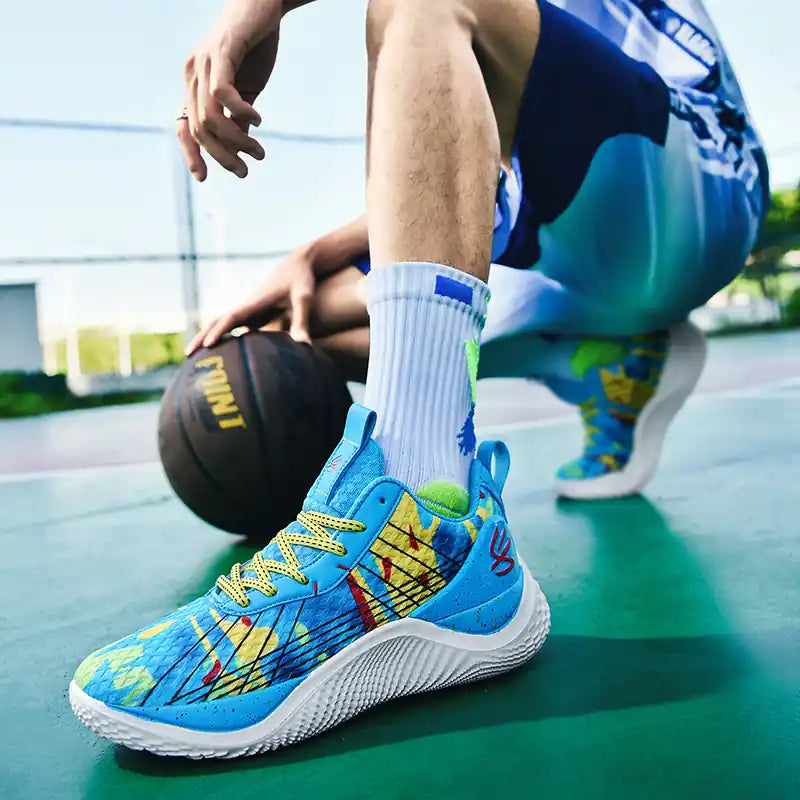 hombre con zapatillas de basketball azules aguamarina